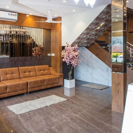 מומביי Hotel Hometown Near Us Embassy Bkc מראה חיצוני תמונה