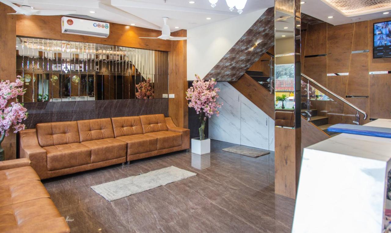 מומביי Hotel Hometown Near Us Embassy Bkc מראה חיצוני תמונה
